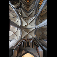 Düsseldorf, Basilika St. Lambertus, Blick auf die Orgel von unten und ins Gewölbe