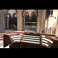 Neuss, Münster St. Quirin(us), Spieltisch mit Blick zum Orgelraum im südlichen Triforium