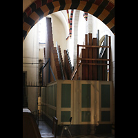 Neuss, Münster St. Quirin(us), Orgelraum im südlichen Triforium (Kronwerk und Pedal) von hinten
