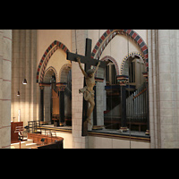 Neuss, Münster St. Quirin(us), Blick vom südlichen zum nordlichen Orgelraum mit Kreuz von 1592