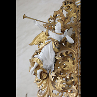 Merseburg, Dom St. Johannes und St. Laurentius, Vergoldete Engelsfigur am Orgelgehäuse