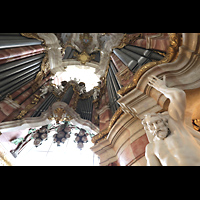 Weingarten, Basilika  St. Martin, Blick auf das Glockenspiel in Weintraubenform über dem Spieltisch