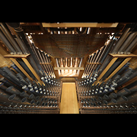 La Tour-de-Peilz, Temple de Saint-Thodule, Pfeifen der Grand Orgue mit Wellenbrettern und Trakturzgen