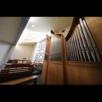 Berlin, St. Konrad, Orgel mit Spieltisch