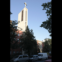 Berlin, St. Konrad, Außenansicht mit Turm