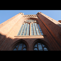 Berlin, St. Elisabeth, Fassade mit groem Glasfenster von unten