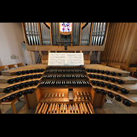 Berlin, Mater Dolorosa Lankwitz, Orgel mit Spieltisch perspektivisch
