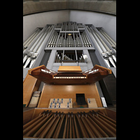 Berlin, Grunewaldkirche, Spieltisch und Orgel perspektivisch