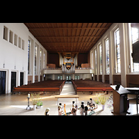 Berlin, Lindenkirche, Innenraum in Richtung Orgel