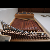 Berlin, Lindenkirche, Blick vom Spieltisch der Chororgel auf den Prospekt mit Horizontalzungen