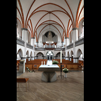 Berlin, St. Josef, Blick über den Altar zur Orgel