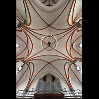 Berlin, St. Josef, Blick auf die Orgel und ins Gewölbe