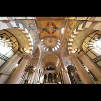 Berlin, Herz-Jesu-Kirche, Innenraum mit Blick zur Orgel und ins Gewölbe
