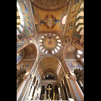 Berlin, Herz-Jesu-Kirche, Innenraum mit Blick zur Orgel und ins Gewölbe