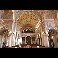 Berlin, Herz-Jesu-Kirche, Innenraum in Richtung Orgel