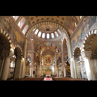 Berlin, Herz-Jesu-Kirche, Innenraum in Richtung Chor