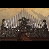Berlin, Herz-Jesu-Kirche, Schnitzwerk am Orgelgehäuse