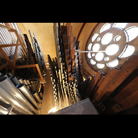 Berlin, Herz-Jesu-Kirche, Pfeifen des 3. Manuals (rechts) und lange Pfeifen des Pedals (links)