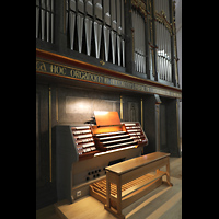 Straubing, Basilika St. Jakob, Orgel mit beleuchtetem Spieltisch seitllich
