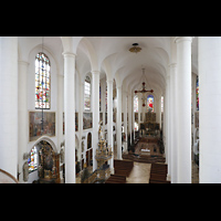 Straubing, Basilika St. Jakob, Seitlicher Blick von der Empore ins Hauptschiff und zur Chororgel (hinten links)