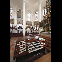 Straubing, Basilika St. Jakob, Mobiler Spieltisch im Chorraum mit Blick zur Chororgel und zum Hochaltar