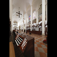 Straubing, Basilika St. Jakob, Mobiler Spieltisch im Chorraum mit Blick zur Haupt- und Chororgel