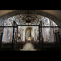 Metten, Benediktinerabtei, Klosterkirche St. Michael, Blick durch das Eingangsgitter in die Kirche
