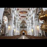 Passau, Dom St. Stephan, Hauptschiff in Richtung Orgel