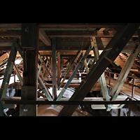 Blick ins Dachgebälk des Hauptschiffs auf dem Weg zur Fernorgel Passau, Dom St. Stephan, Blick ins Dachgebälk des Hauptschiffs auf dem Weg zur Fernorgel