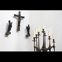 Berlin, St. Marien (Maria, Hilfe der Christen9, Kreuz mit Figurengruppe und Leuchter im Chorraum