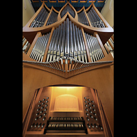 Berlin, St. Marien am Behnitz, Orgel mit Spieltisch perspektivisch
