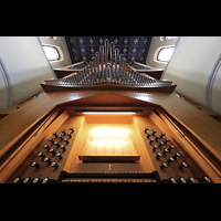 Berlin, St. Marien am Behnitz, Orgel mit Spieltisch und Pfeifen des Fanfaro perspektivisch