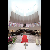 Berlin, St. Bernhard Tegel, Blick ber den Altar zur Orgel