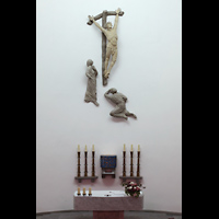 Berlin, St. Bernhard Tegel, Altarraum mit Kreuz und Figurengruppe