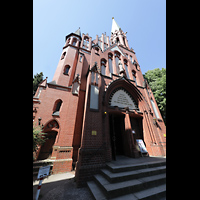 Berlin, Herz-Jesu-Kirche Tegel, Fassade und Hauptportal schrg von vorne