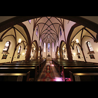 Berlin, Herz-Jesu-Kirche Tegel, Innenraum in Richtung Altar (beleuchtet)