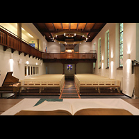 Berlin, Waldkirche Heiligensee, Innenraum in Richtung Orgel mit Cembalo