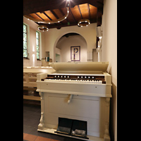 Berlin, Waldkirche Heiligensee, Harmonium mit Blick zum Chor