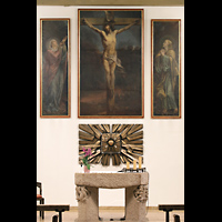 Berlin, St. Hildegard Frohnau, Altar mit Tabernakel und Kreuzigungs-Gemälde