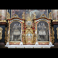 Waldsassen, Stiftsbasilika, Katakombenheilige Vitalianus und Gratianus mit Tabernakel auf dem Marienaltar.