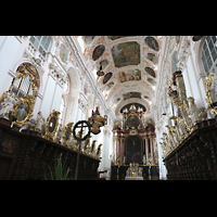 Waldsassen, Stiftsbasilika, Chorraum mit Chorgesthl und den beiden Chororgeln