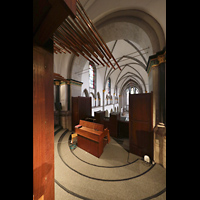 Mönchengladbach, Münster St. Vitus, Seitlicher Blick von der Orgel über das Rückpositiv in die Kirche