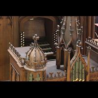 Berlin, Musikinstrumenten-Museum, Gray-Orgel - Blick über das Rückpositiv auf den Spieltisch