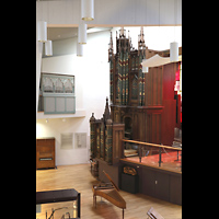 Berlin, Musikinstrumenten-Museum, Gray-Orgel mit Marcussen-Orgel im Hintergrund
