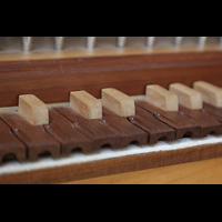 Berlin, Musikinstrumenten-Museum, Portativ - Tastatur-Detail
