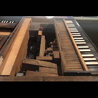 Berlin, Musikinstrumenten-Museum, Prozessions-Orgel - Pfeifenwerk mit gekröpften Holzpfeifen