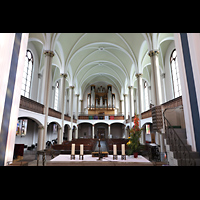 Berlin, Zwölf-Apostel-Kirche, Innenraum in Richtung Orgel