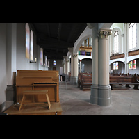 Berlin, Zwlf-Apostel-Kirche, Kleinorgel mit Blick zur Hauptorgel