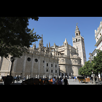 Sevilla, Catedral, Blick vom Plaza del Trifuno auf den Chor der Kathedrale mit Giralda (Ostseite)