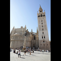 Sevilla, Catedral, Fuente de la Farola mit Blick auf die Kathedrale mit Giralda